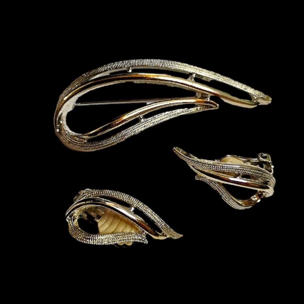 Vintage Sarah Coventry Signed Brooch‎ and Clip On Earring Set